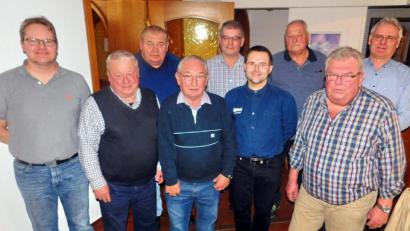 Bild: hai
Adolf Pinzer (Zweiter von rechts) bleibt als Vorsitzender an der Spitze der Eisenbahnerkameraden. Dem Führungsteam gehören weiter Albert Reger, Alfred Günthner, Roland Küffner, Bruno Voigt, Wolfgang Nickl, Franz Fürst, Franz Giestl und Matthias Busch (von rechts) an.