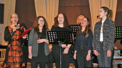Bild: agr
Evergreens und Schlager der vergangenen Jahrzehnte standen beim Projekt-Abend „Pausenlos Musik“ im Schlosssaal auf dem Programm.