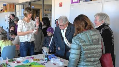 Bild: rw
Unter der Anleitung von Künstlerin Kerstin Rumswinkel (stehend, links) konnten die Besucher beim Aktionstag im Mitterteicher Museum ein kleines Mosaik selbst gestalten.