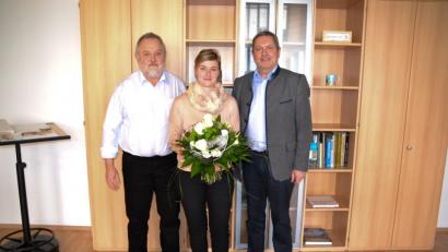 Bild: exb
Mit Tanja Tauber freuen sich Stadtkämmerer und Geschäftsleiter Michael Bierl (links) und Bürgermeister Joachim Neuß (rechts) über den ausgezeichneten Prüfungsabschluss als Verwaltungsfachwirtin.