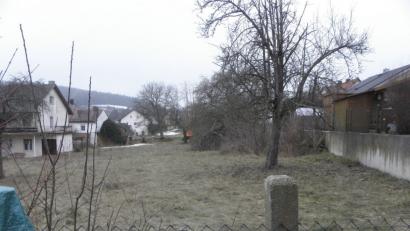 Bild:  Amann
Auf diesem Grundstück, das sich nach hinten in etwa um die gleiche Fläche, wie sie hier zu sehen ist, fortsetzt, sollen sechs viergeschossige Wohnblöcke mit 42 Wohnungen entstehen. Anwohner der Krankenhausstraße (links) und der Hallerstraße (rechts) protestieren scharf gegen die ihrer Meinung nach viel zu dichte Bebauung.