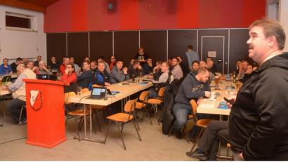 Bild: ref
Albert Kellner (rechts) sorgte für einen zügigen Ablauf der Wintertagung im Teilkreis Amberg.