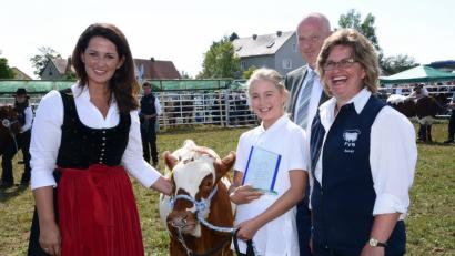 Bild: Beyerlein, Walter
Erika Sauer (rechts) bei einer Rinderschau vergangenen Sommer, bei der auch Landwirtschaftsministerin Michaela Kaniber anwesend war. Für die Interessen der Rinderzüchter kämpft Sauer derzeit auch gegen den Wolf.