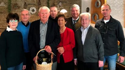 Bild: mef
Jubilar Manfred Spickenreuther (Dritter von links) und seine Lebensgefährtin Erika Deierl (Vierte von links) freuen sich über die Gratulanten Bernd Meier (Zweiter von rechts), Eli Dreßler (links), Alfons Lehner (Zweiter von links), Sohn Rainer (rechts) und Stefan (Vierter von links) sowie Bürgermeister Günter Stich (Dritter von rechts).