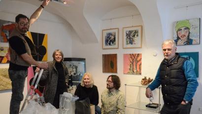 Bild: Kunz
OKV-Mitglieder und Geschäftsinhaber richten das Kunstkaufhaus 2019 ein: (von links) Axel T Schmidt, Irene Fritz, Marthe Leitenmeyer, Tobias Sonna und Hugo Braun-Meierhöfer.