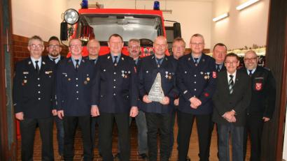 Bild: fpoz
Neuwahlen und Ehrungen standen im Mittelpunkt der Jahreshauptversammlung der Freiwilligen Feuerwehr Schurbach. Im Bild von links Kreisbrandmeister Günther Fachtan, Björn Korndörfer, Alexander Hecht, Wolfgang Kuchenreuther, Heribert Hecht, Bernhard Ponnath, Harald Malzer, Bernd Hertel, Markus Kuchenreuther, Albert Popp, zweiter Bürgermeister Karl Busch und der Kommandant der Stützpunktwehr Waldershof, Stefan Müller.