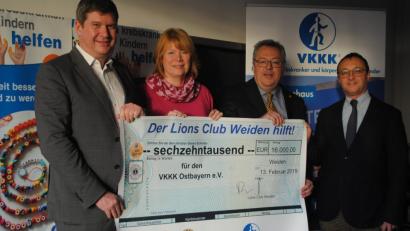 Bild: gag
Eine Spende, die kleinen Patienten große Hilfe bringt (von links): Lions-Past-Präsident Wolfgang Wagner, VKKK-Vorsitzende Irmgard Scherübl, Frank Wohl, Präsident des Lions-Clubs Weiden, und Prof. Selim Corbacioglu, Leiter der Abteilung für Pädiatrische Hämatologie, Onkologie und Stammzelltransplantation.