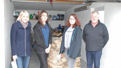 Bild: Anita Kinscher
Die 14-jährige Anna-Milena (Zweite von links) und die 16-jährige Celin (Zweite von rechts) können sich mit Brennholz-Schlichten bei Gerhard Peisker (rechts) in Amberg ihr Taschengeld aufbessern. Vermittelt wurden die beiden von der Taschengeldbörse und ihrer pädagogischen Mitarbeiterin Iris Pinzenöhler (links).