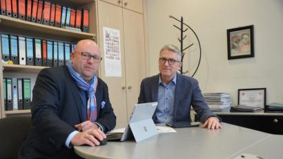 Bild: ehi
Alexander Hellwig, Anzeigenleiter bei Oberpfalz-Medien, und Johannes Häring, Leiter der Max-Reger-Halle, bei den Planungen für die Messe "OUT/ZEIT".