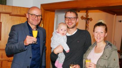 Bild: agr
Bürgermeister Maximilian Beer (links) im Gespräch mit Neubürgern beim Sektempfang.