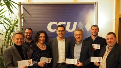 Bild: exb
Bei der Europawahl am 26. Mai hat der Landkreis Tirschenreuth mit Christian Doleschal (Mitte) erstmals die Chance einen Vertreter ins Europäische Parlament zu schicken. Der CSU Kreisverband steht geschlossen hinter Doleschal. Von links: CSU-Kreisvorsitzender Tobias Reiß, JU-Kreisvorsitzender Matthias Grundler, Chefin der Frauen-Union Tina Zeitler, designierter Landratskandidat Roland Grillmeier, CSA-Kreisvorsitzender Huberth Rosner und Vorsitzender der Arbeitsgemeinschaft Landwirtschaft Markus Übelmesser.