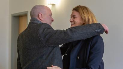 Bild: Armin Weigel/dpa
Keine Parteigrenzen: Tanja Schweiger (Freie Wähler), Landrätin des Landreises Regensburg begrüßt Joachim Wolbergs (SPD bei der Verhandlung