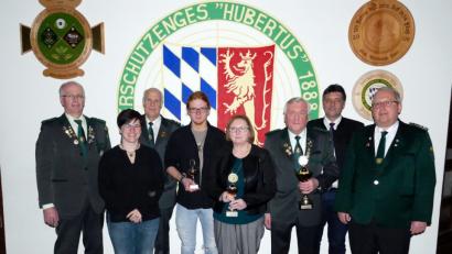 Bild: mor
Bernhard Ott wurde zum Ersten Schützenmeister und Verena Schuller (von links) zur Sportleiterin der Hubertusschützen gewählt. Zweiter Gauschützenmeister Thomas Busch und Bürgermeister Edgar Knobloch (von rechts) gratulierten auch den mit Pokalen geehrten Jahresbesten des Vereins.