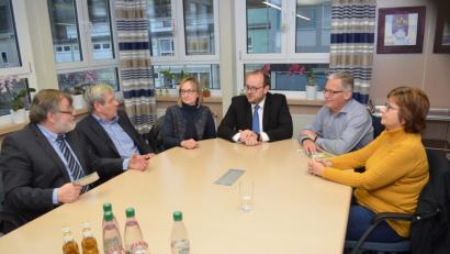 Bild: fz
Landrat Andreas Meier (Dritter von rechts) im Gespräch mit dem Aufsichtsrat und Vorstand des HPZ. Bürgermeister Josef Hammer (Zweiter von rechts) hat die Weichen dafür gestellt.