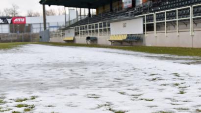 Bild: A. Schwarzmeier
Keine Chance für ein reguläres Fußballspiel: Der Rasen vor der Tribüne des Sparda-Bank-Stadions ist von Eis und Schnee bedeckt. Die für Samstag geplante Nachholpartie gegen den 1. FC Passau musste die SpVgg SV Weiden bereits am Donnerstag absagen.