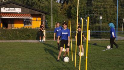 Bild: Hirsch
Bei der FT Eintracht Schwandorf spielen Mädchen mit und ohne Kopftuch gemeinsam in einer Mannschaft.