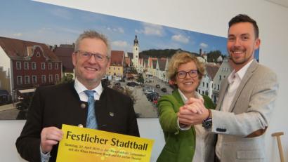 Bild: Hirsch
Oberbürgermeister Andreas Feller und die Organisatoren Susanne Lehnfeld und Johannes Lohrer (von links) werben für den Stadtball am 27. April in der Oberpfalzhalle.