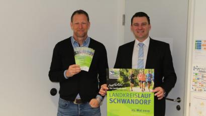 Bild: exb
Christian Meyer und Landrat Thomas Ebeling stellten den neuen Info-Flyer für den Landkreislauf vor.