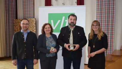 Bild: bnr
Namhafte Referenten gaben den Landwirten wertvolle Tipps, wie der Artenreichtum erhalten und trotz widriger Witterungsumstände ein ordentlicher Ertrag erwirtschaftet werden kann.Unser Bild zeigt von rechts: Die Moderatorin Patricia Steinbauer (AELF Schwandorf), Balduin Schönberger( Wildlebensraumberater AELF Amberg), Theresia Addokwei (AELF Regensburg) und Markus Piehler (AELF Schwandorf).