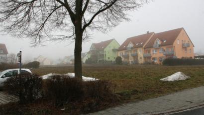 Bild: wro
Hinter dem Rathaus können nun Wohnhäuser gebaut werden. Aus dem Sondergebiet, das für ein Altenheim reserviert worden war, wird ein normales Baugebiet.