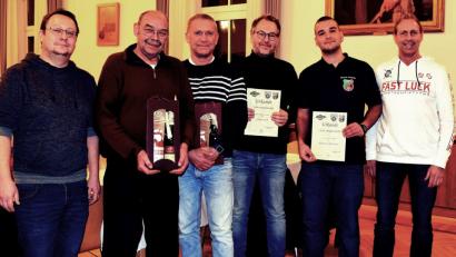 Bild: R. Kreuzer
Die Geehrten präsentieren stolz ihre Urkunden (von links): Michael Nickl, Klaus Weber, Thomas Koller, Georg Zach, Johannes Dandorfer und Vorsitzender Stefan Fuchs.