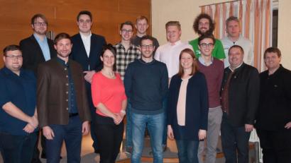 Bild: exb
Regina Wirth (Sechste von rechts) steht neu an der Spitze des Ortsverbandes der Jungen Union. Das Bild zeigt sie im Kreis ihrer Vorstandskollegen und der Ehrengäste.