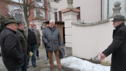 Bild: ui
Der Bauausschuss und Experten des Landratsamtes sprechen vor dem Hof zwischen Altem und Neuem Schloss über die künftige Gestaltung mit zwei Bäumen.