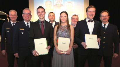 Bild: Hirsch
Polizeipräsident Wolfgang Sommer (Zweiter von links), Ausbilder und Ehrengäste zeichneten die Absolventen Patrick Peschamel, Verena Spannbauer und Florian Hartmannsgruber (von links, mit Urkunde) besonders aus.