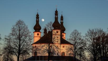 Bild: Bernhard Eckstein
Das Bild wurde am 18. Februar, einen Tag vor Vollmond, um 18.15 Uhr kurz vor Sonnenuntergang gemacht.