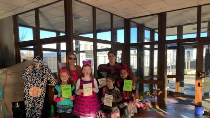 Bild: myd
Die Sieger der Maskenprämierung erhielten Gutscheine. Mit ihnen freuten sich Ulrike Kneidl (hinten, von links), Melanie Richter und Susanne Schnabel.