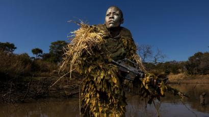 Bild: Brent Stirton/World Press Photo/Getty Images/dpa
Simbabwe: Dieses von World Press Photo zur Verfügung gestellte Foto von Brent Stirton zeigt Petronella Chigumbura (30), Eliterangerin bei den "Ashinga", eine Schutzeinheit ausschließlich aus Frauen. Die Jury des renommierten Wettbewerbes World Press Photo hat neben Stirton fünf weitere Fotografen für das beste Pressefoto des Jahres nominiert. Die Sieger werden im April bekannt gegeben.