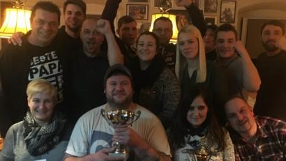 Bild: tok
Die Sieger (sitzend, von links) Ilona Kreuzer, Marco Schregelmann und Sabrina Kick