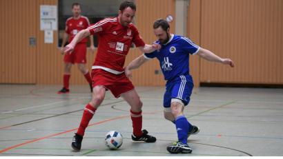 Bild: brü
In der Vorrunde vergangenes Jahr traf der Gastgeber SV Raigering (in Blau) auf den SV Inter Bergsteig - in der GMG-Halle. Dieses Jahr wird in der triMAX gespielt.