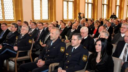 Bild: Stephan Huber
Thomas Lachner ( Zweiter von rechts) folgt als Leiter der Polizeiinspektion Amberg auf Robert Hausmann (Zweiter von links).