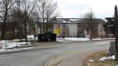 Bild: mnt
Bei der Dorferneuerung in Thanstein rückt die Ortsdurchfahrt der Kreisstraße SAD 48 (vorne) ins Blickfeld der Planer. Wegen des Umbau des ehemaligen Schulgebäudes (im Hintergrund) in ein Seniorenwohnheim, soll geprüft werden ob seitens des Landkreises Interesse besteht, die Straße mit in die Planungen aufzunehmen. Beispielsweise könnte eine Querungshilfe zur Verkehrsberuhigung eingebaut werden.
