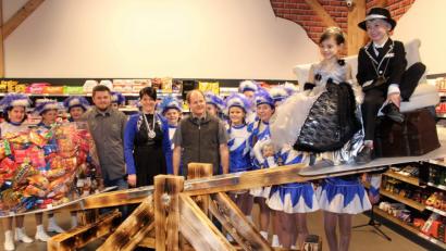 Bild: u
Jede Menge Süßigkeiten – exakt 90 Kilogramm - wird es an diesem Samstag beim Hirschauer Kinderfaschingszug regnen. Spender ist der Edeka-Markt. Prinz Felix I., Prinzessin Eva I. und die Gardemädchen haben Riesenspaß, als Marktleiter Roland Gleißner (rechts) und Mitarbeiter Fabian König (links) zur Freude von Garde-Chefin Regina Merkl (Mitte) das Prinzenpaar gegen die Schleckereien aufwiegen lässt und das Gleichgewicht großzügig auslegen.