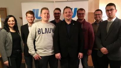 Bild: exb
Wahlen bei der Jungen Union: Im Bild von links die designierte Bürgermeisterkandidatin Margit Bayer, JU-Ortsvorsitzender Maximilian Kastner, Kassier Fabian Kastner, Beisitzer Sebastian Aßmann, Schriftführer Mario Rabenbauer, Beisitzer Florian Spörer, JU-Kreisvorsitzender Matthias Grundler, Robin Graske von der JU Marktredwitz.
