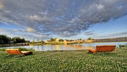 Bild: Thomas Sporrer
Im Fischhofpark finden sich die beiden wichtigsten Brücken von Tirschenreuth, links die Muttone-Granitquader-Brücke aus dem 18. Jahrhundert, rechts die moderne Spannbandbrücke aus Holz und Stahl, die an den Visionär Max Gleißner erinnert.
