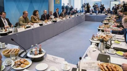 Bild: Matthias Balk/dpa
Vertreter der Staatsregierung, von Umweltaktivisten und weiterer Verbände beim ersten Treffen des Runden Tischs in der Staatskanzlei. Nach dem erfolgreichen Volksbegehren zum Artenschutz wurde besprochen, wie es jetzt weitergehen soll.