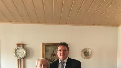 Bild: Stefanie Gradl
Bürgermeister Hans-Martin Schertl (rechts) überbringt Jubilar Franz Rauscher die Glückwünsche der Stadt Vilseck.