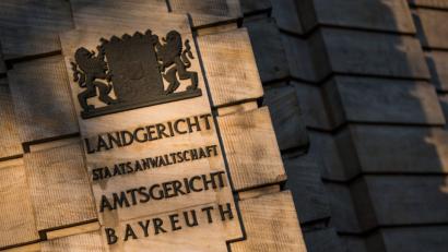 Bild: Nicolas Armer
Der Schriftzug „Landgericht. Staatsanwaltschaft. Amtsgericht. Bayreuth.“ ist zu sehen. Foto: Nicolas Armer/Archiv