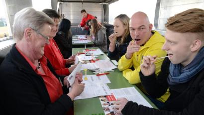 Symbolbild: Petra Hartl
Bei der Typisierung am 26. Februar in der Grenzland-Kaserne wird mittels eines Wattestäbchens ein Abstrich der Wangenschleimhaut genommen.