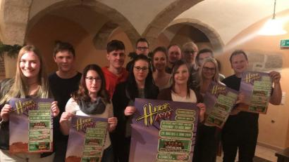 Bild: exb
Vanessa Barthelmann, Daniel Freiberger, Anna Kettel, Alexander Krauß, Magdalena Kettel, Daniel Rodler, Luisa Reiß, Martin Gräbner, Vorsitzende Denise Zyla, Michael Schmid, Bastian Schwenk und Lisa Dech vom Hide-away-Vorstand sowie der Jugendbeauftragte der Gemeinde Speichersdorf, Christian Porsch (von links), werben für das Vereinsjubiläum.