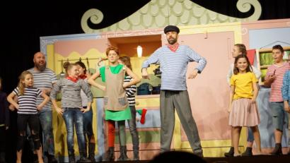 Bild: weu
Die Grundschulkinder hatten riesigen Spaß beim Familienmusical „Pippi Langstrumpf“, das das Ovigo-Ensemble in der Schwarzachtalhalle aufführte.