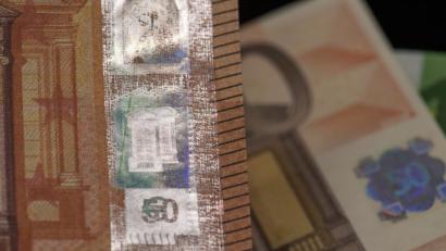 Symbolbild: Boris Roessler/dpa
Bei den Banknoten gibt es verschiedene Sicherheitsmerkmale. Der Service der Polizei-Beratung berät mit einem Informationsblatt oder im Internet. Auch die Bundesbank und jede Polizeidienststelle geben wertvolle Tipps zum Erkennen von Falschgeld.