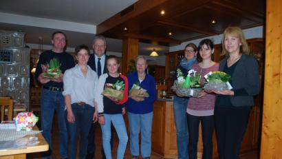 Bild: exb
Die Jahresversammlung markiert den ersten Akt bei der 100-Jahr-Feier des Gartenbauvereins. Von links Günter Oberleiter, Vorsitzende Kerstin Bodendörfer, Landrat Richard Reisinger, Naomi Bodendörfer, Monika Telle, Pia Bräuer, das 100. Mitglied Julia Färber und Bürgermeisterin Brigitte Bachmann.