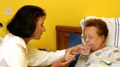 Symbolbild: Gina Sanders – stock.adobe.com
Auch pflegende Angehörigen brauchen Urlaub oder sind selbst mal krank. Eine Lösung ist die Kurzzeitpflege.