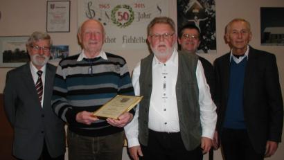 Bild: gis
Für 50 Jahre Singen im Chor wurde Walter Zuber (zweiter von links) geehrt. Ihm gratulierten (von links) der Vorsitzende der Sängergruppe Siebenstern Manfred Prechtl, Männerchor-Vorsitzender Hermann Rohe, Pfarrer Ferdinand Weinberger und zweiter Bürgermeister Karl-Heinz Glaser.