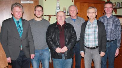 Bild: lk
Seit 30 Jahren gehören Johann Schön und Manfred Kopp zu den Imkerfreunden. Im Bild (von links): Bürgermeister Lothar Müller, ein Vorstandsmitglied, Wolfgang Weber vom Vorstand, Johann Schön, Manfred Kopp und Vorsitzender Franz Reichl.
