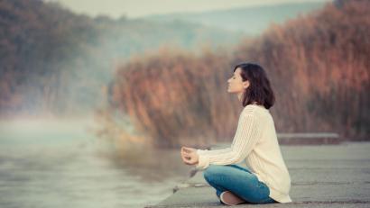 Bild: taramara78 – stock.adobe.com
Tauchen Sie in den ruhigen Strom Ihres Atems ein und lassen Sie Ihre Gedanken einfach vorbeiziehen.